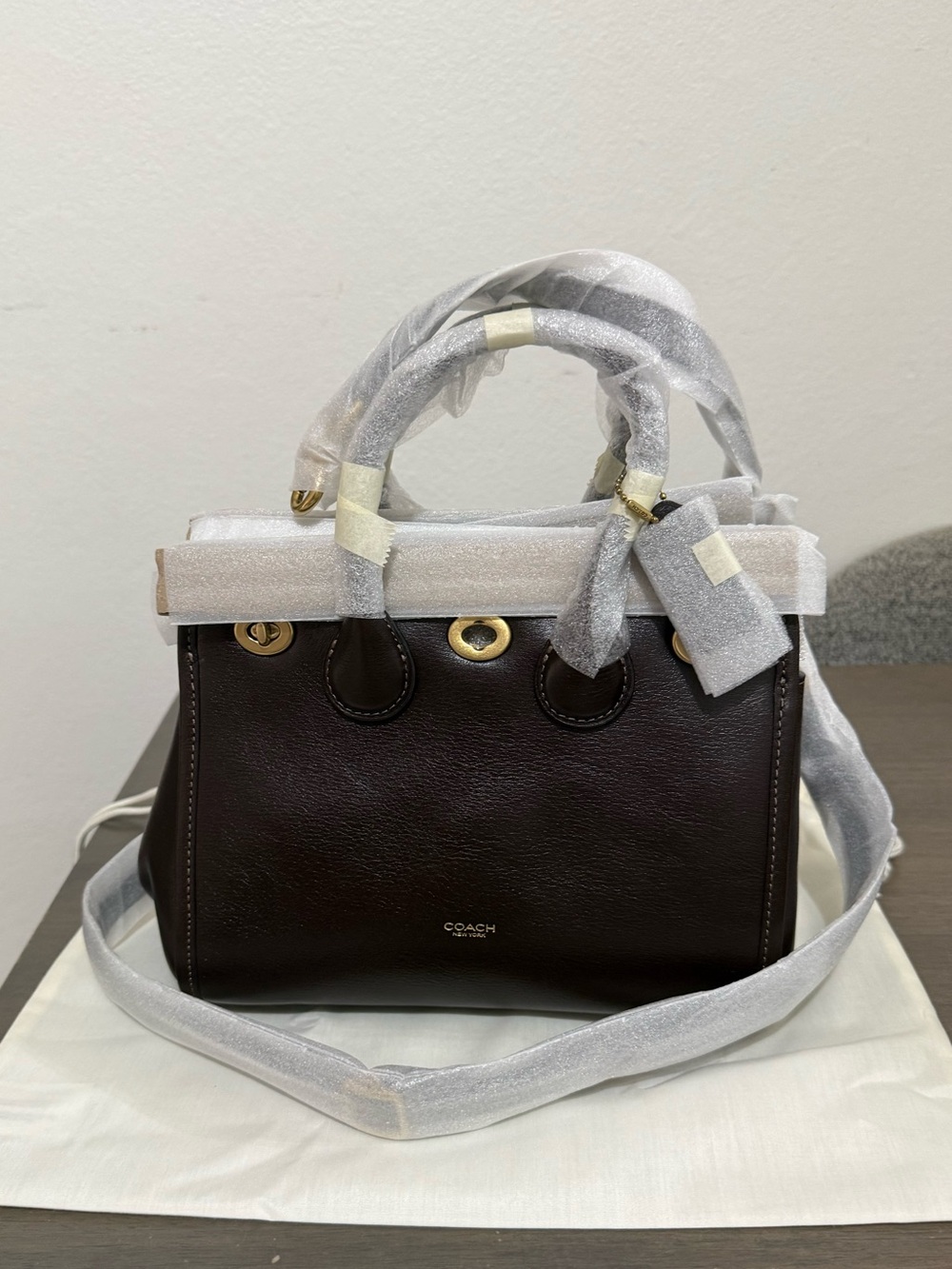 COACH Turnlock Tote Bag 22 Maple/Brass